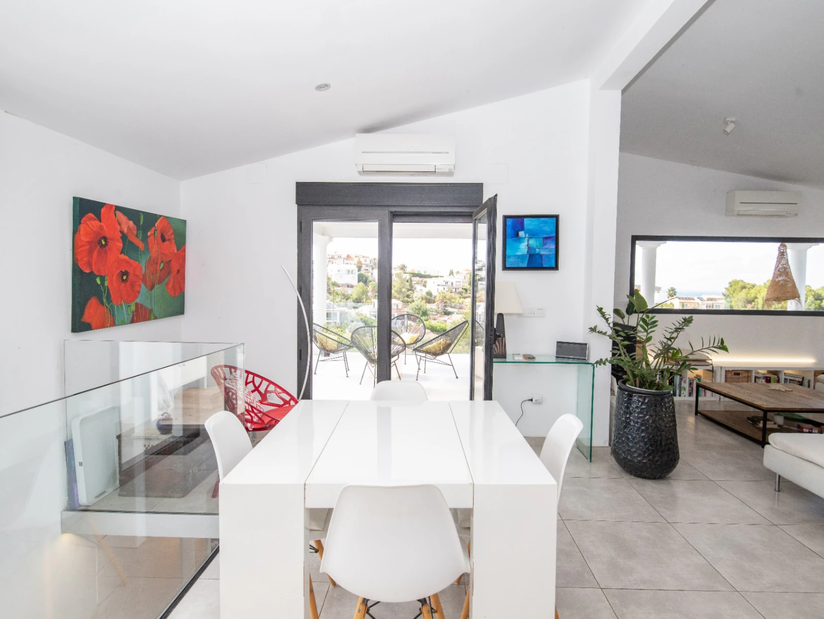 Villa moderna con vistas al mar