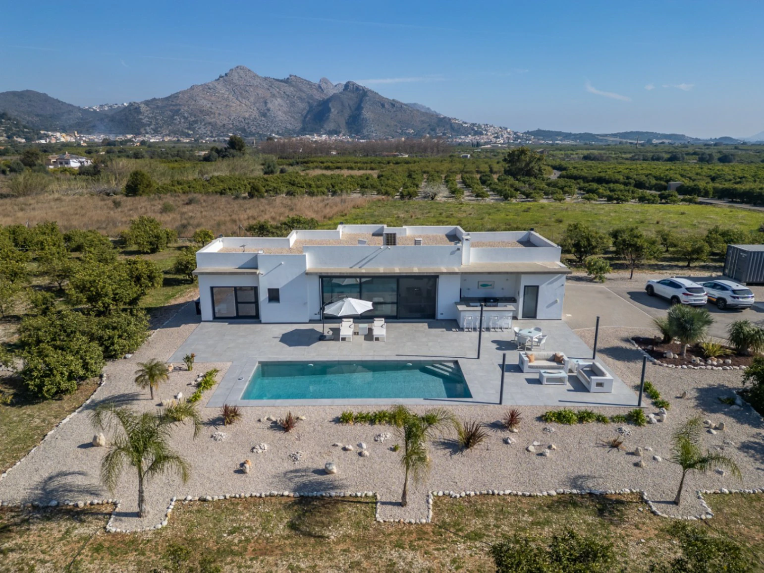 Villa de lujo contemporánea con privacidad absoluta y vistas al valle en un entorno natural excepcional