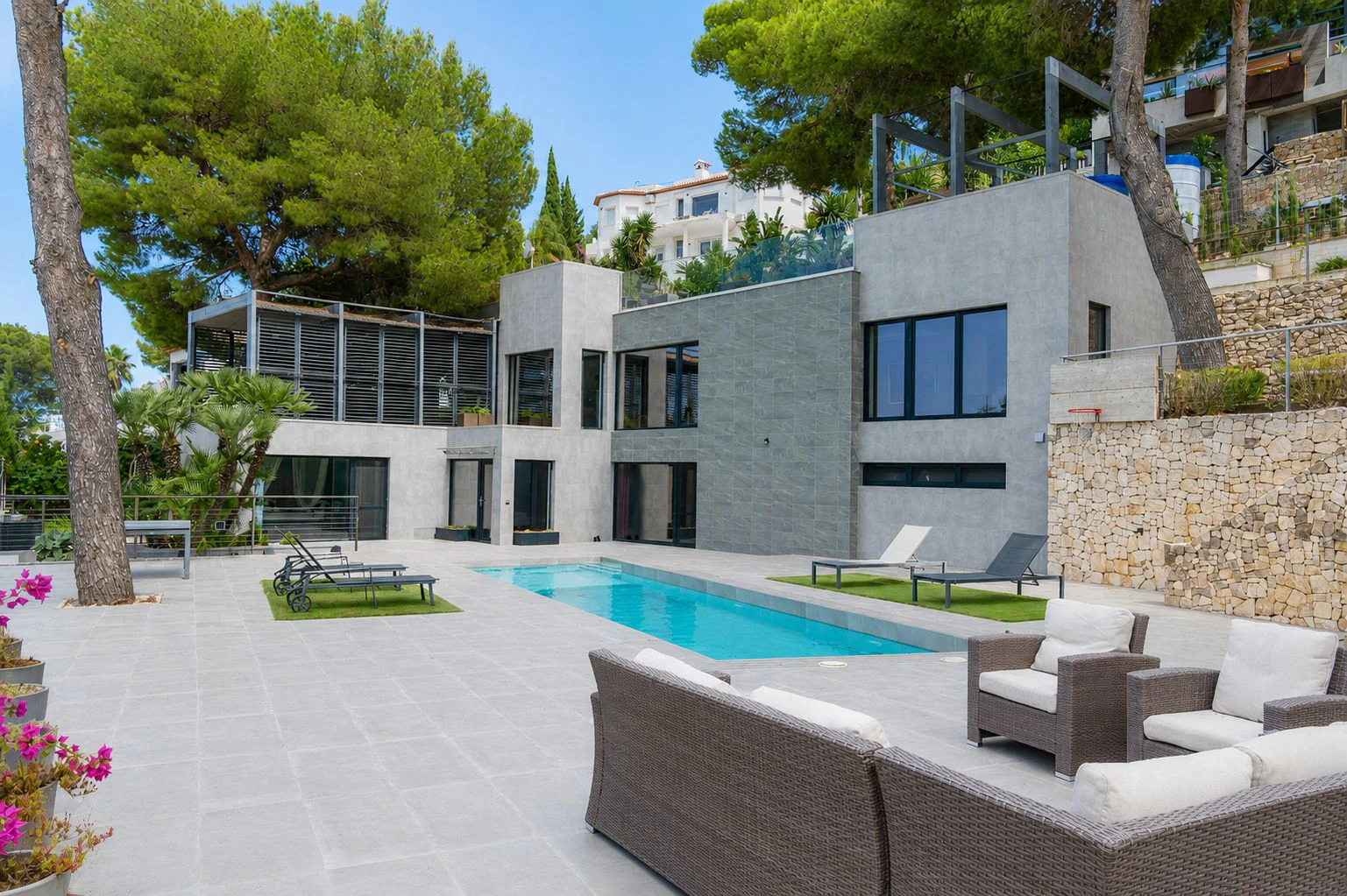 Impresionante villa moderna ubicada en la prestigiosa urbanización ( TOSALET )