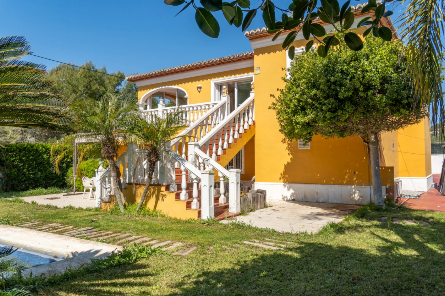 Villa en una excepcional zona tranquila, con vistas abiertas y gran potencial