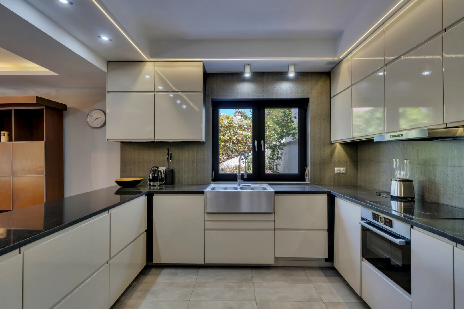 Impresionante villa moderna ubicada en la prestigiosa urbanización ( TOSALET )