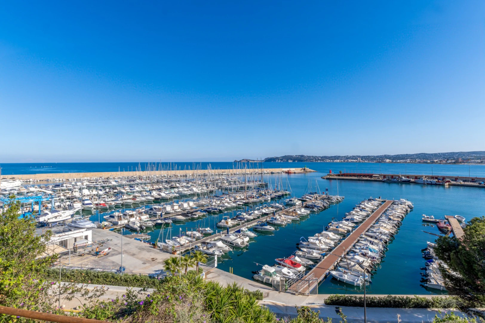 VILLA EN PRIMERA LINEA DEL MAR EN EL PUERTO DE JAVEA