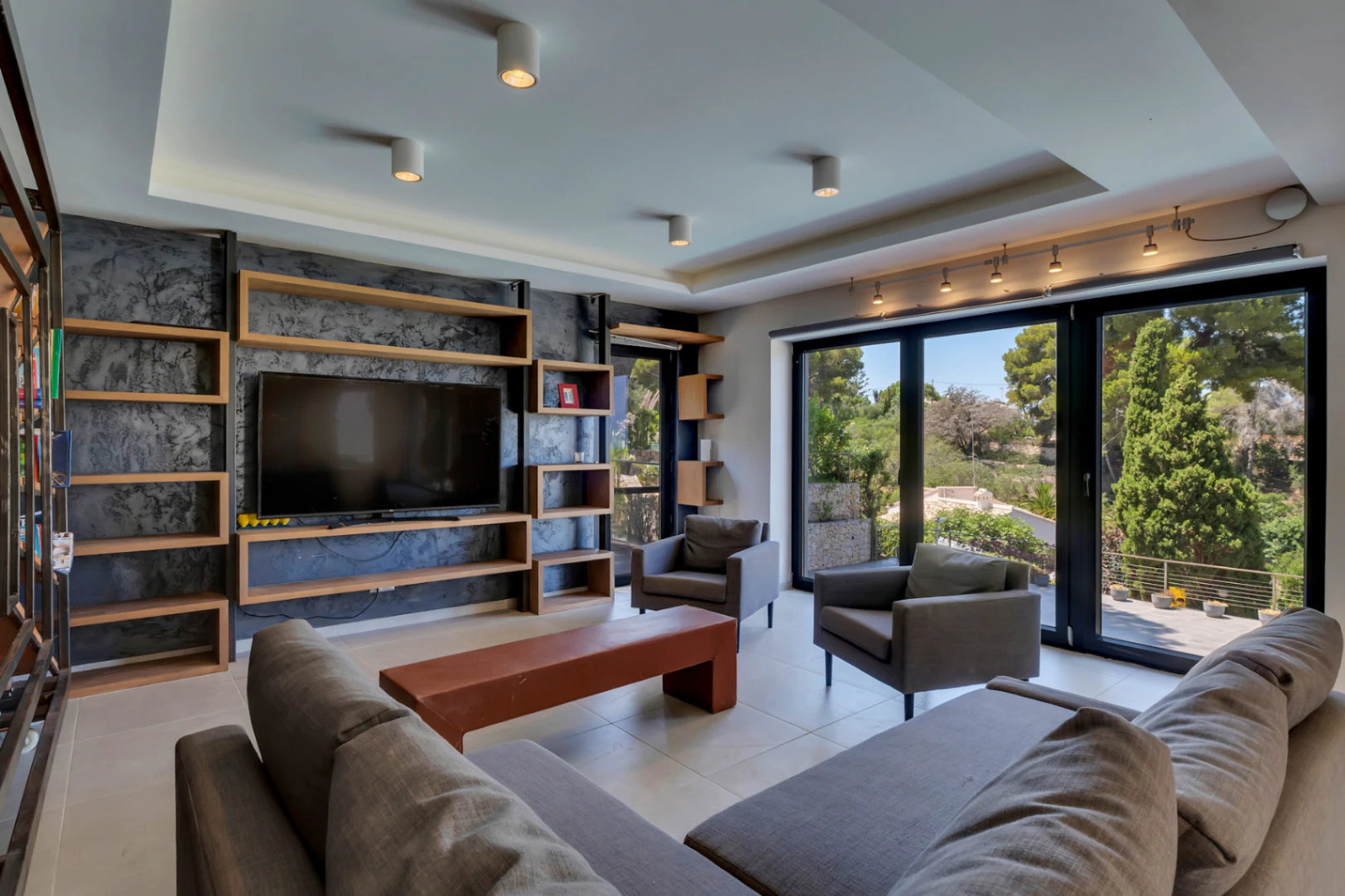 Impresionante villa moderna ubicada en la prestigiosa urbanización ( TOSALET )