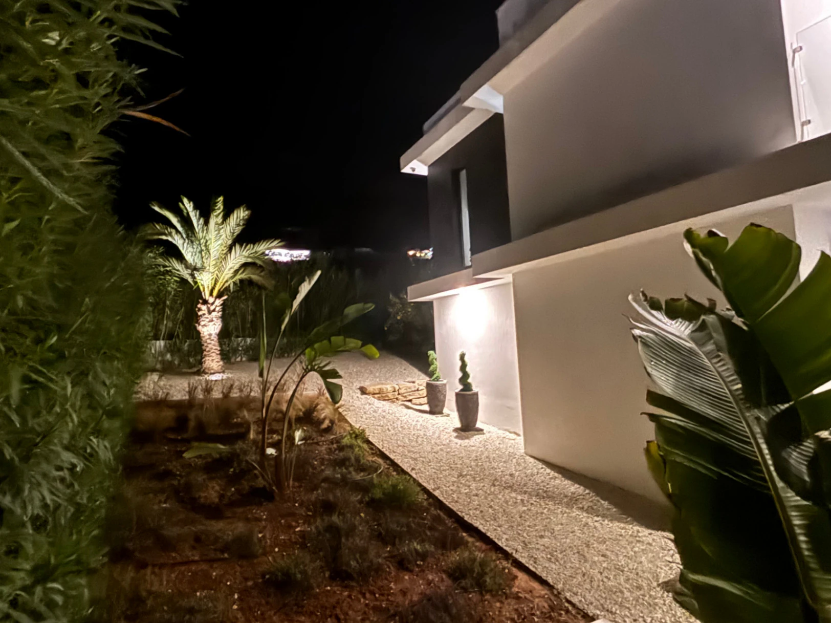 ¡Espectacular villa (2023) con privacidad y materiales de alta calidad!
