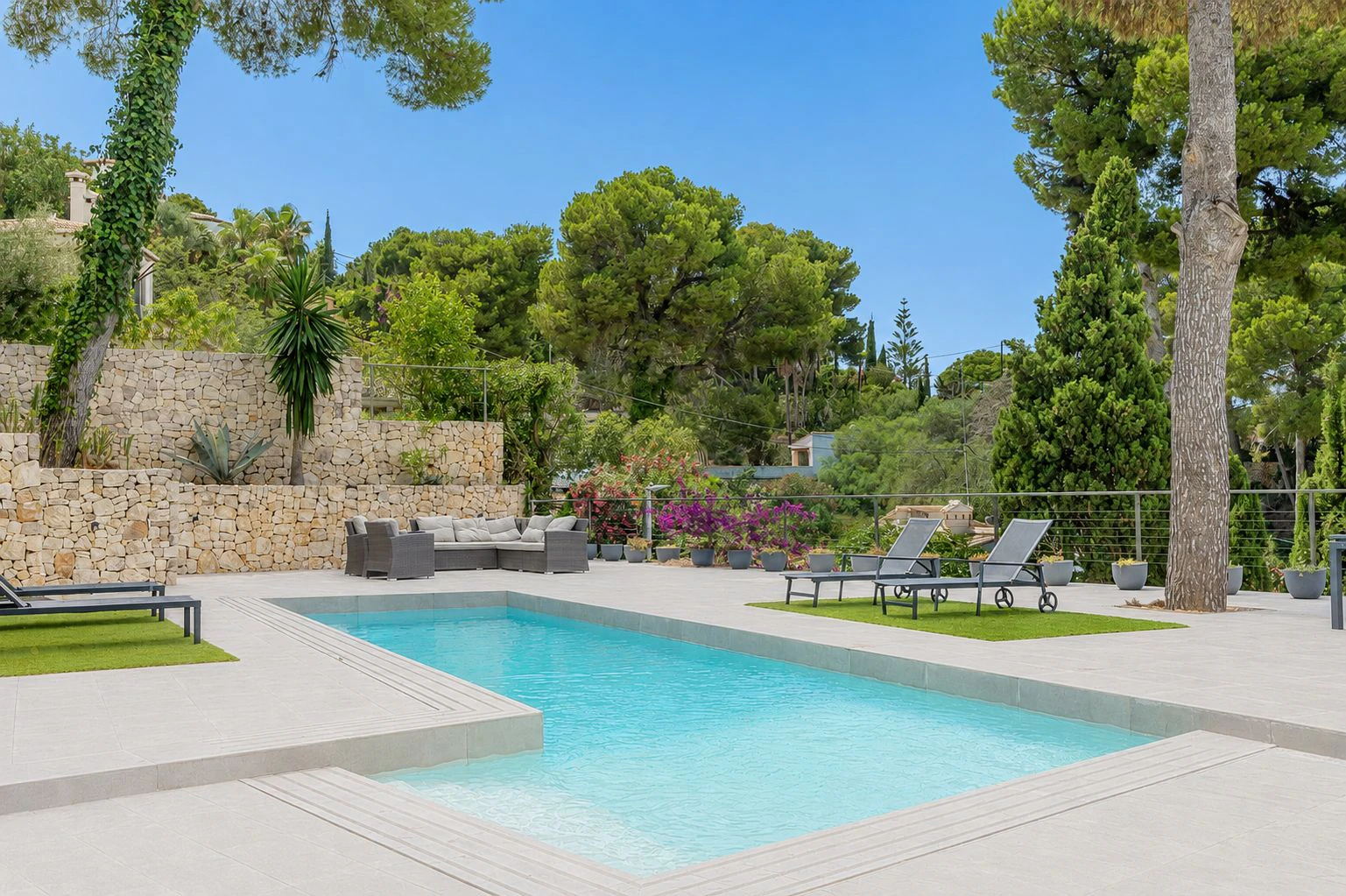 Impresionante villa moderna ubicada en la prestigiosa urbanización ( TOSALET )