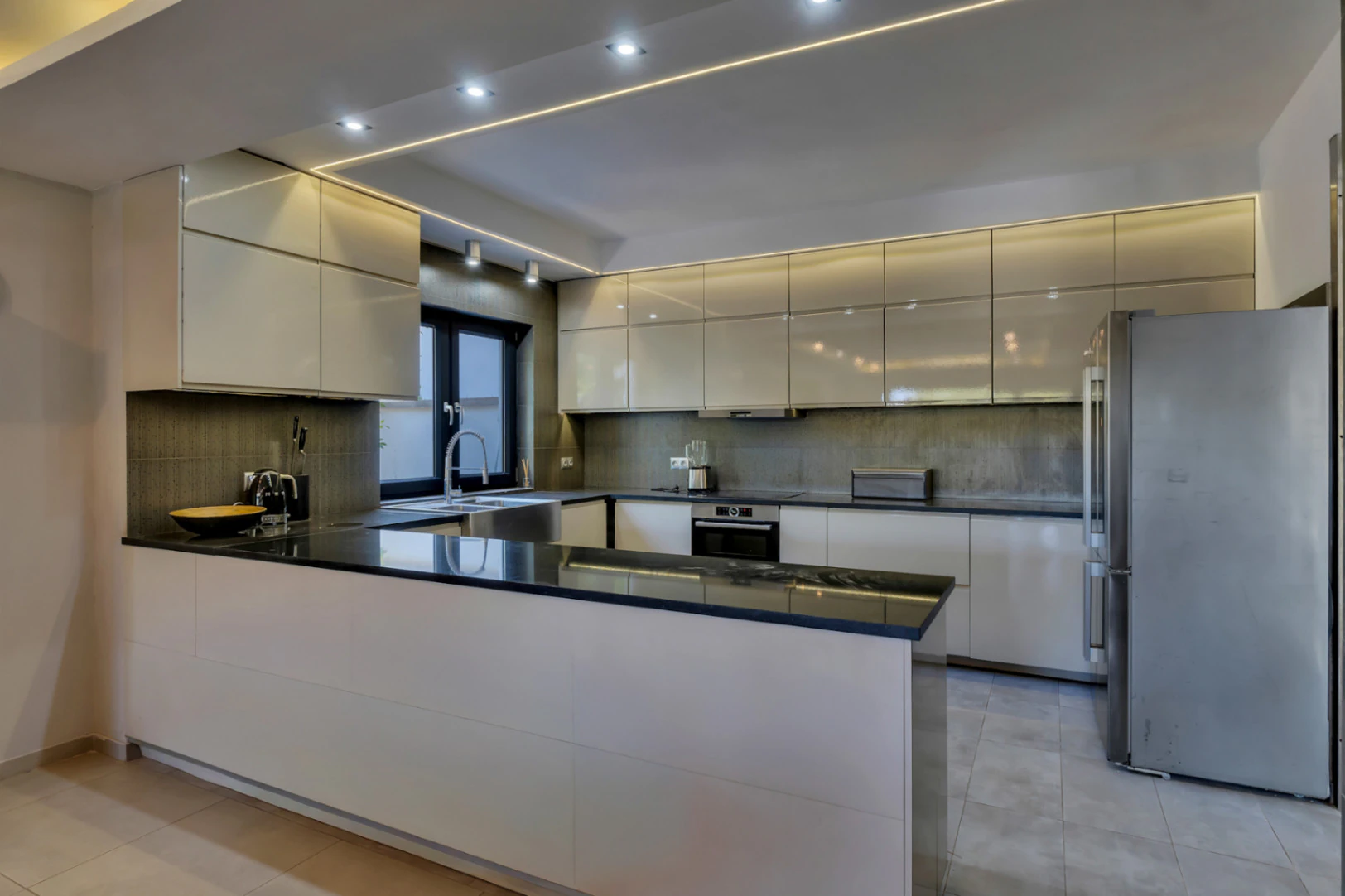 Impresionante villa moderna ubicada en la prestigiosa urbanización ( TOSALET )
