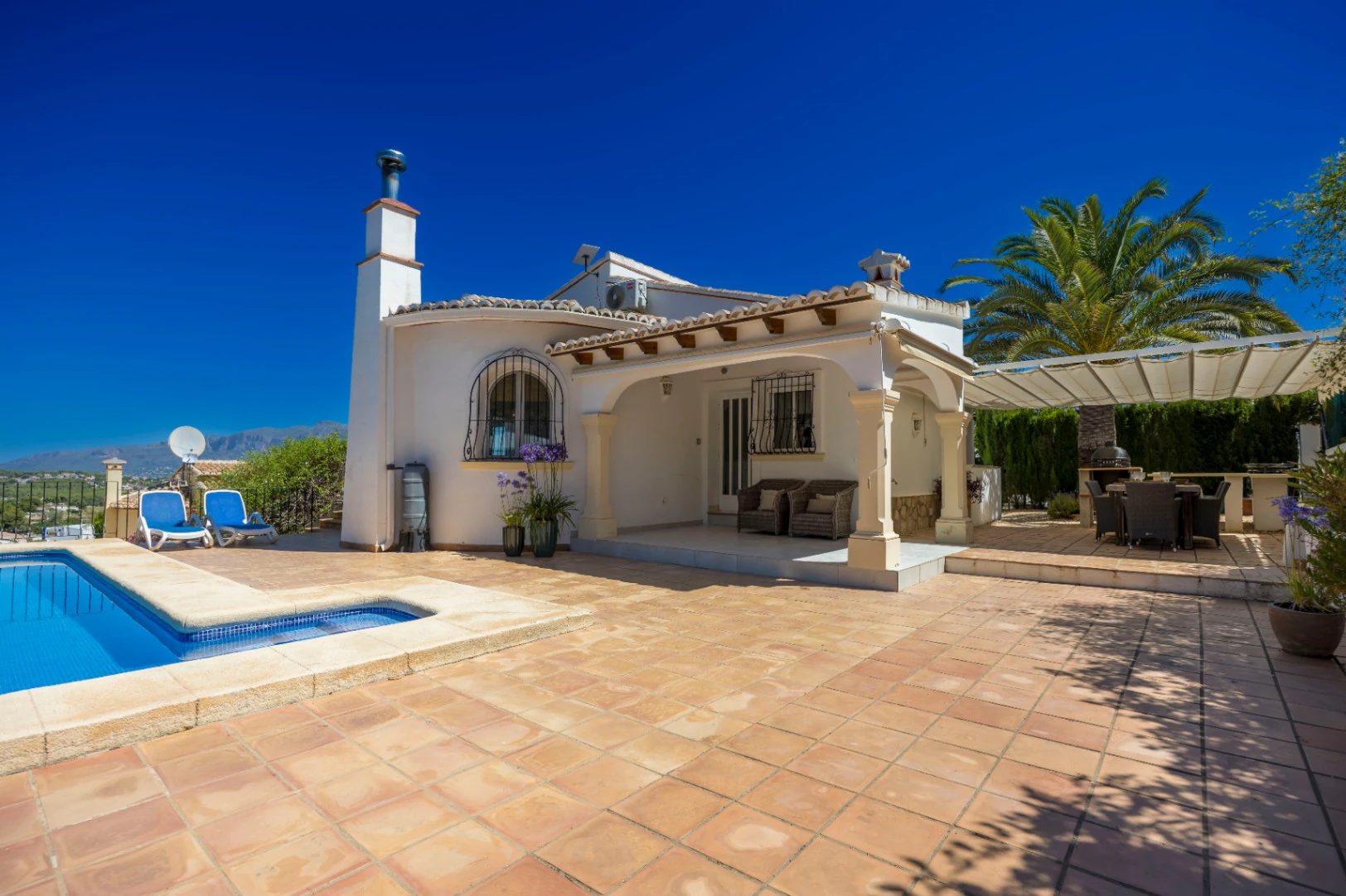 Mediterranean villa with pool, independent studio, and panoramic views in Benitachell. - Imagen 4