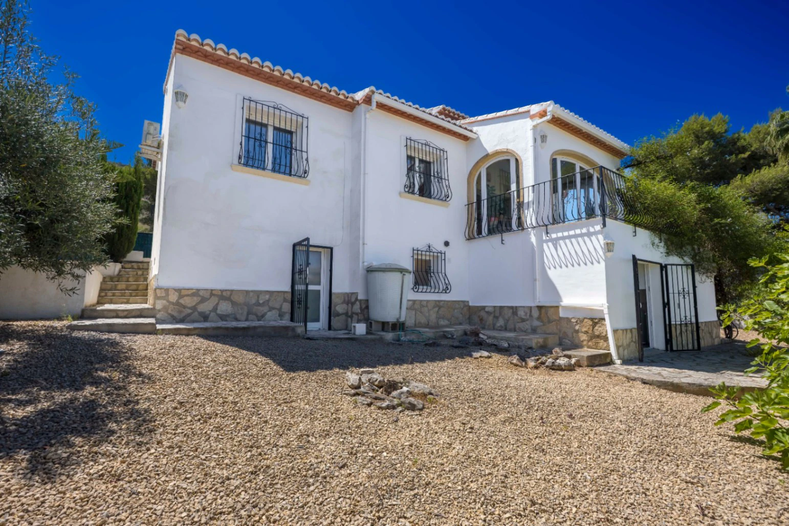 Mediterranean villa with pool, independent studio, and panoramic views in Benitachell. - Imagen 34