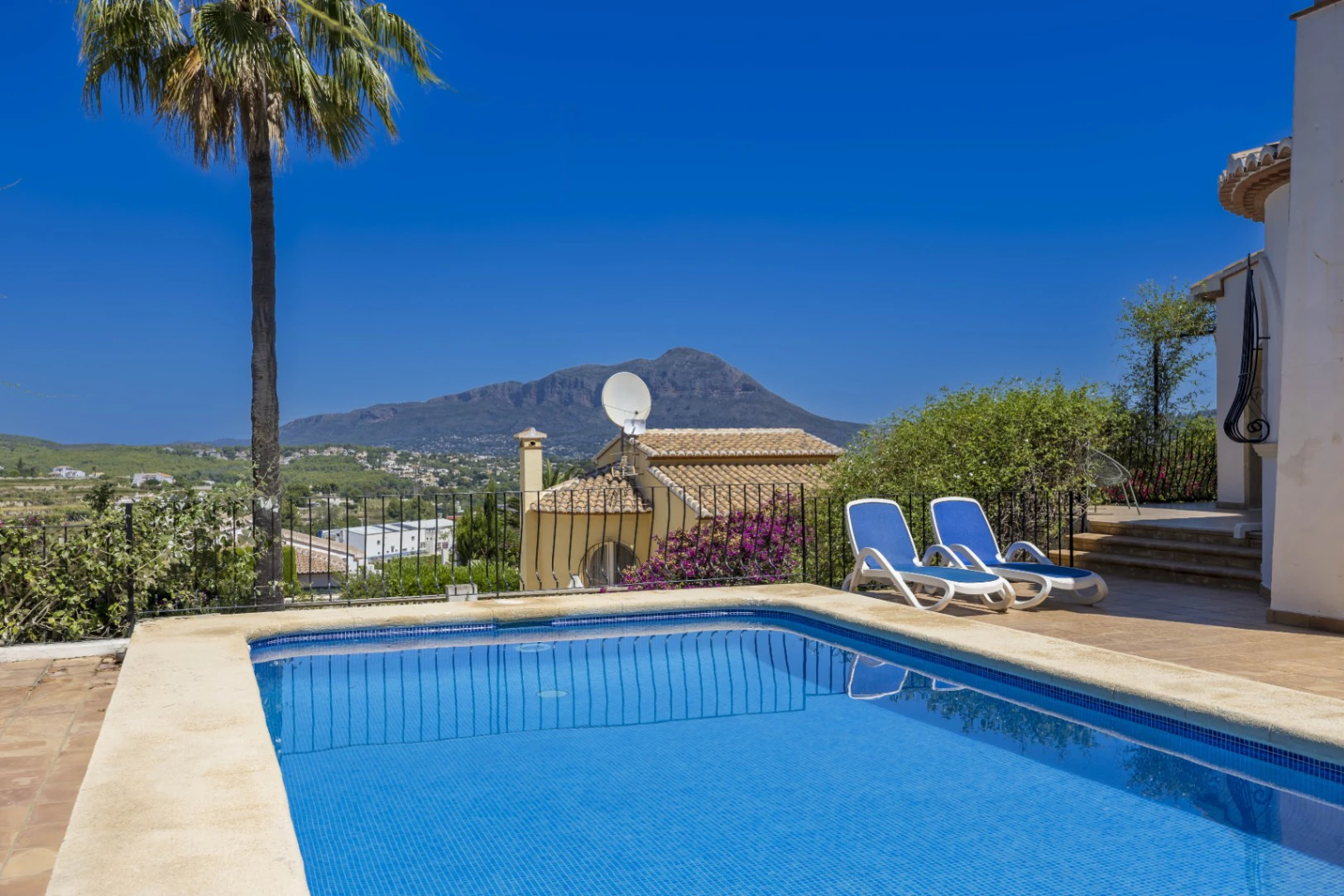 Mediterranean villa with pool, independent studio, and panoramic views in Benitachell. - Imagen 3