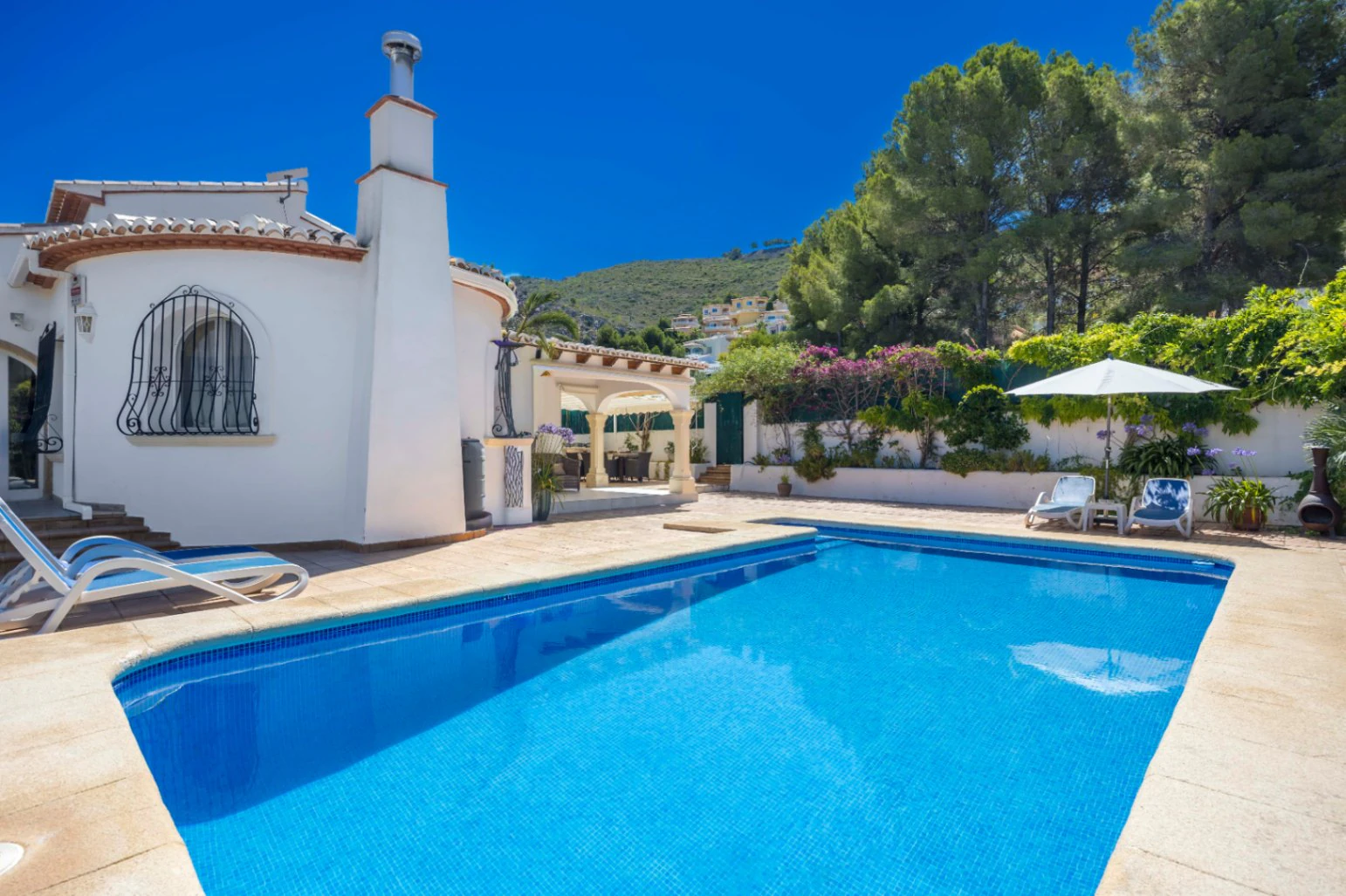 Mediterranean villa with pool, independent studio, and panoramic views in Benitachell. - Imagen 2