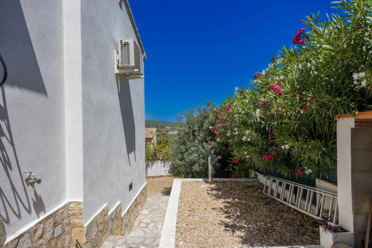 Mediterranean villa with pool, independent studio, and panoramic views in Benitachell. - Imagen 42