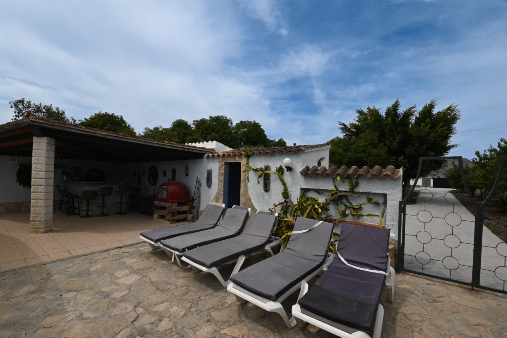 Encantadora Villa Mediterránea con Vistas al Mar, Amplia Piscina Cubierta y Jardín – Teulada