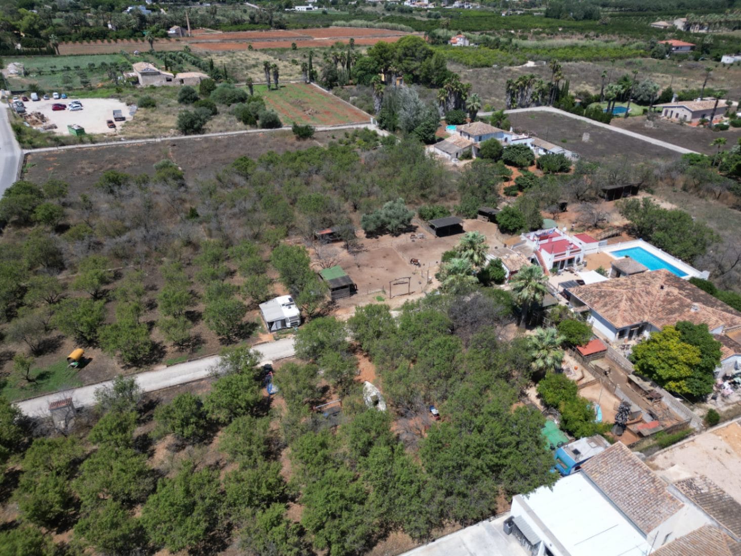 Villa de 9 habitaciones en más de 9,000 m² cerca del centro de Denia con piscina y instalaciones ecuestres.