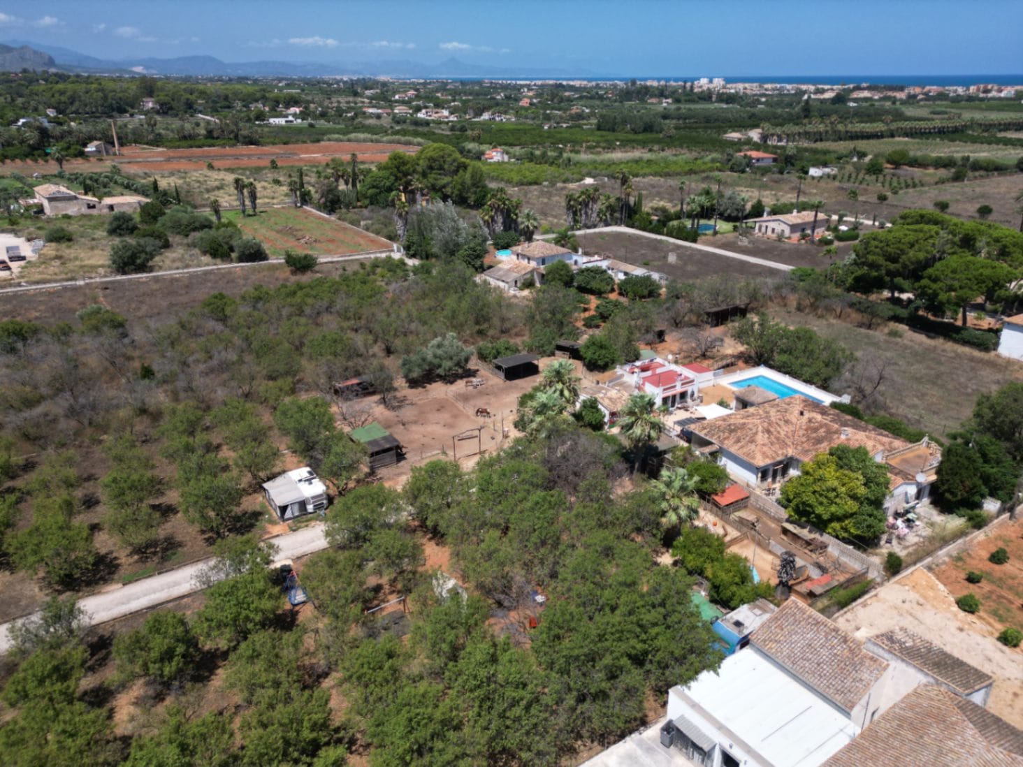Villa de 9 habitaciones en más de 9,000 m² cerca del centro de Denia con piscina y instalaciones ecuestres.