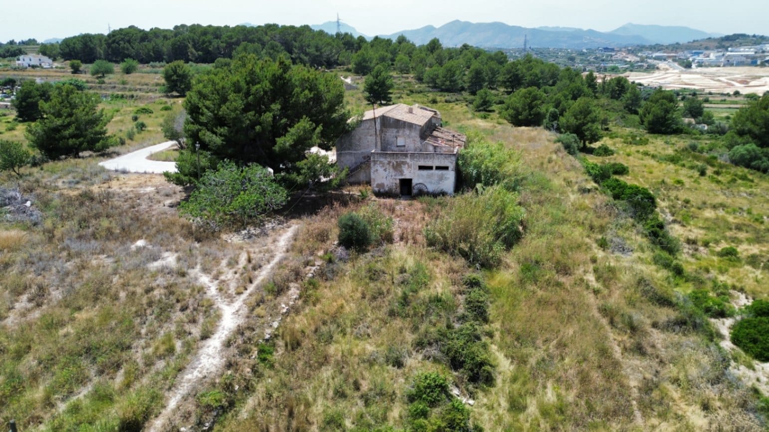 Finca Rústica con Vistas Panorámicas en Teulada – 76.610 m² de Terreno y Vivienda para Reformar