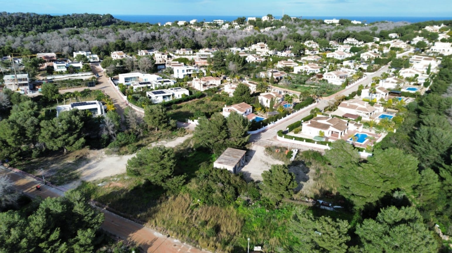 Parcela en Venta en La Cala, Jávea – 1063 m² con Potencial de Construcción de 318 m² y Piscina Privada