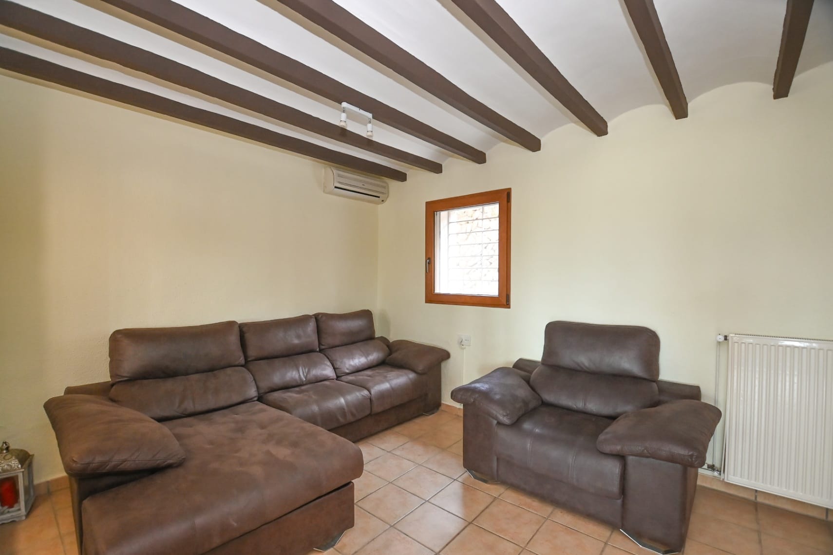 Encantadora Villa Mediterránea con Vistas al Mar, Amplia Piscina Cubierta y Jardín – Teulada