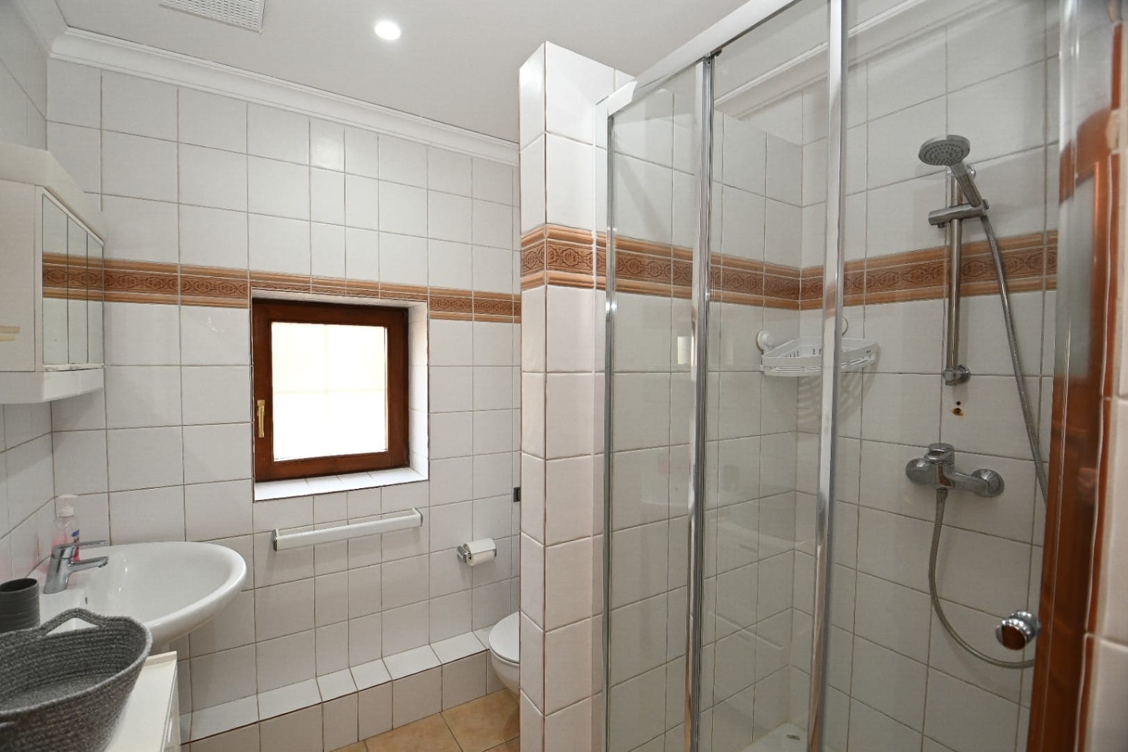 Encantadora Villa Mediterránea con Vistas al Mar, Amplia Piscina Cubierta y Jardín – Teulada