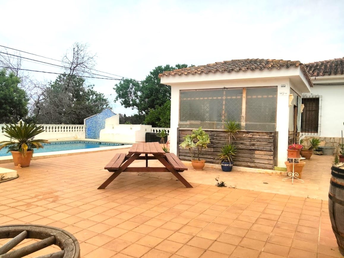 Villa de 9 habitaciones en más de 9,000 m² cerca del centro de Denia con piscina y instalaciones ecuestres.