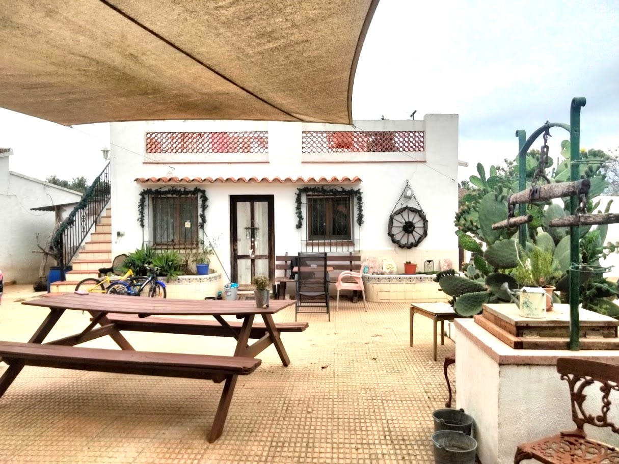 Villa de 9 habitaciones en más de 9,000 m² cerca del centro de Denia con piscina y instalaciones ecuestres.