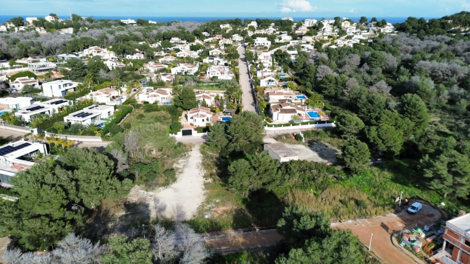 Parcela en Venta en La Cala, Jávea – 1063 m² con Potencial de Construcción de 318 m² y Piscina Privada