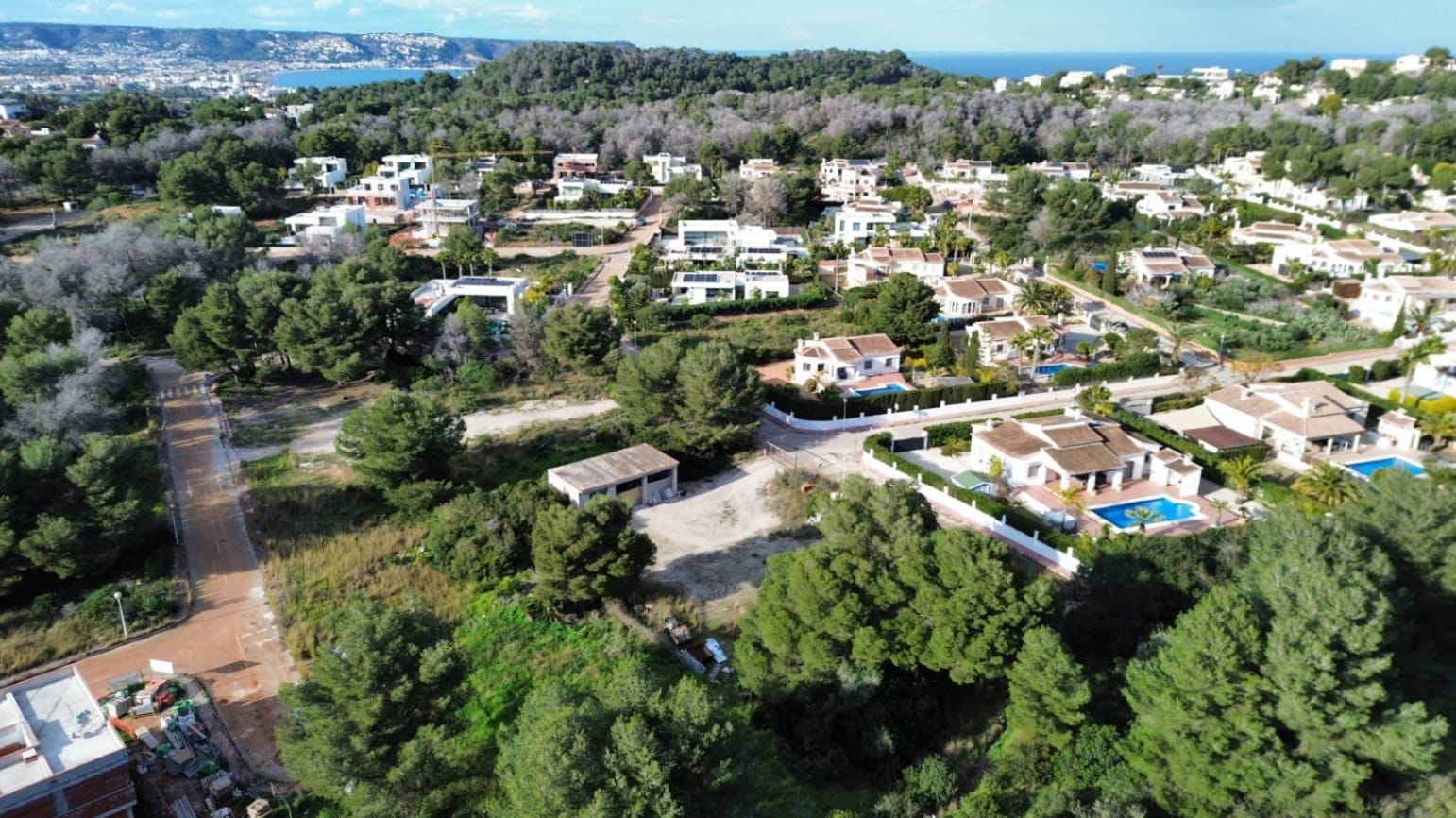 Parcela en Venta en La Cala, Jávea – 1063 m² con Potencial de Construcción de 318 m² y Piscina Privada