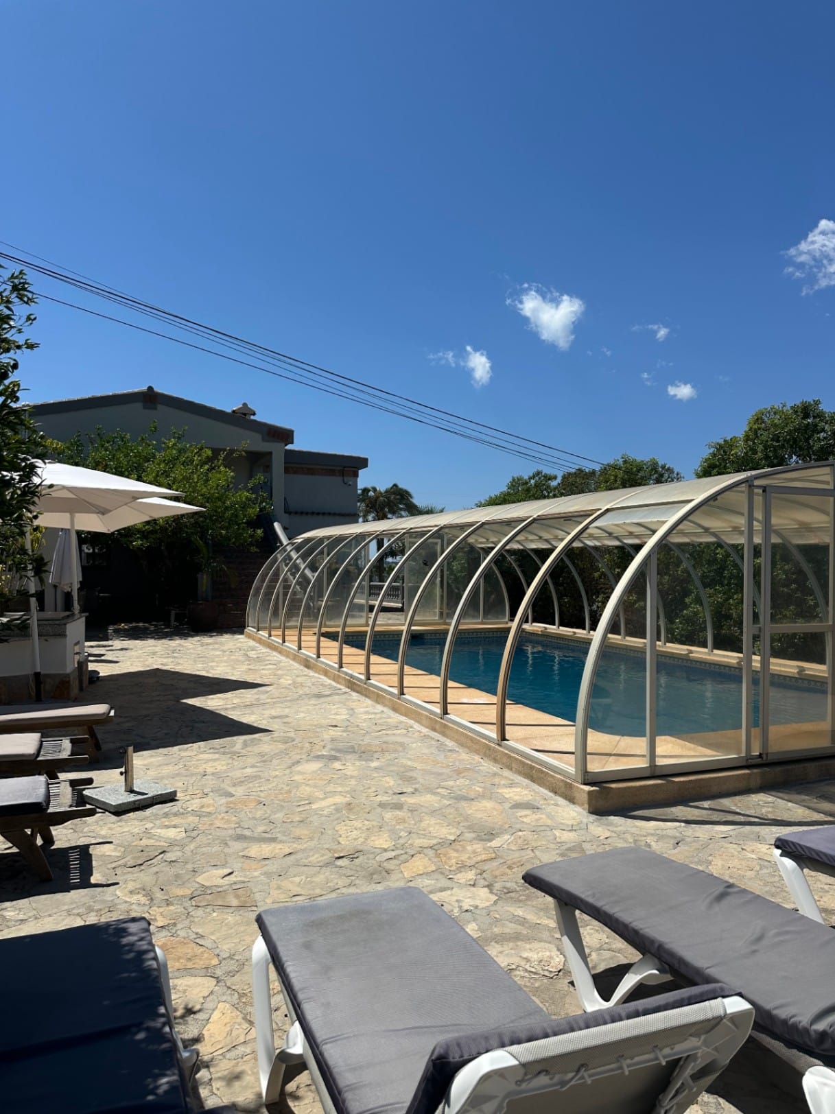 Encantadora Villa Mediterránea con Vistas al Mar, Amplia Piscina Cubierta y Jardín – Teulada