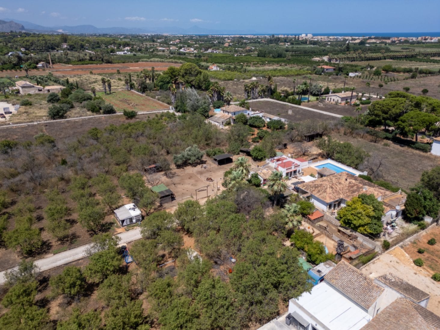 Villa de 9 habitaciones en más de 9,000 m² cerca del centro de Denia con piscina y instalaciones ecuestres.