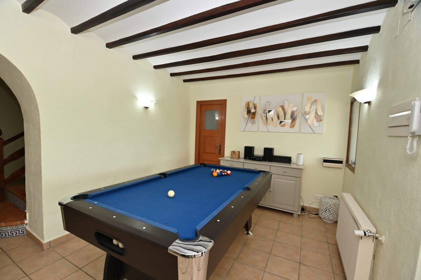 Encantadora Villa Mediterránea con Vistas al Mar, Amplia Piscina Cubierta y Jardín – Teulada