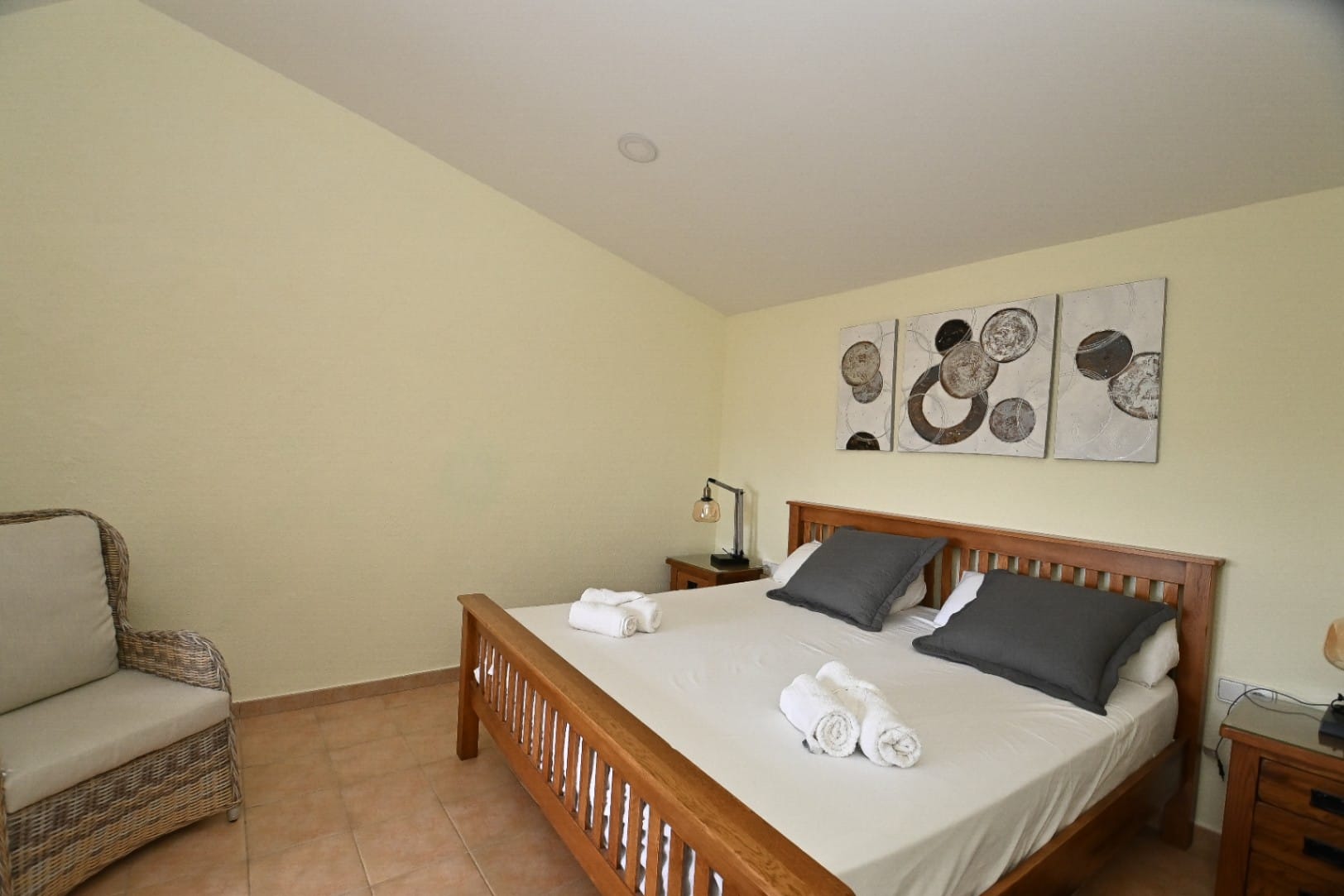 Encantadora Villa Mediterránea con Vistas al Mar, Amplia Piscina Cubierta y Jardín – Teulada