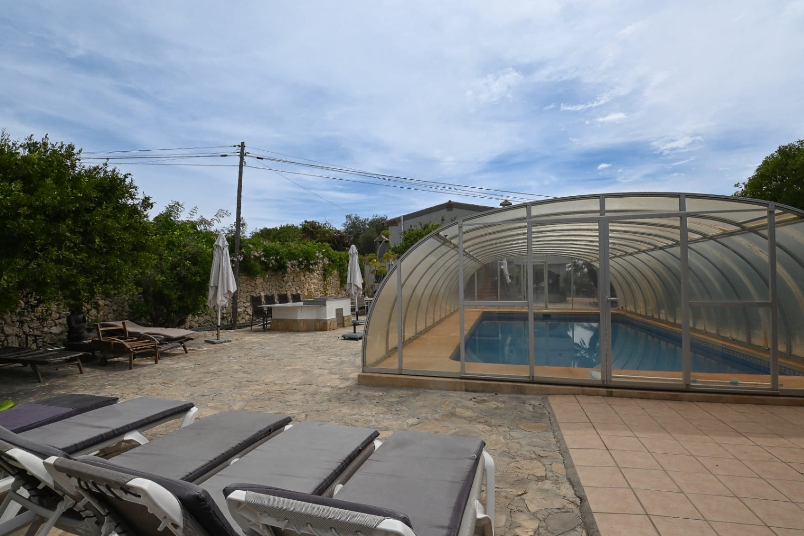 Encantadora Villa Mediterránea con Vistas al Mar, Amplia Piscina Cubierta y Jardín – Teulada