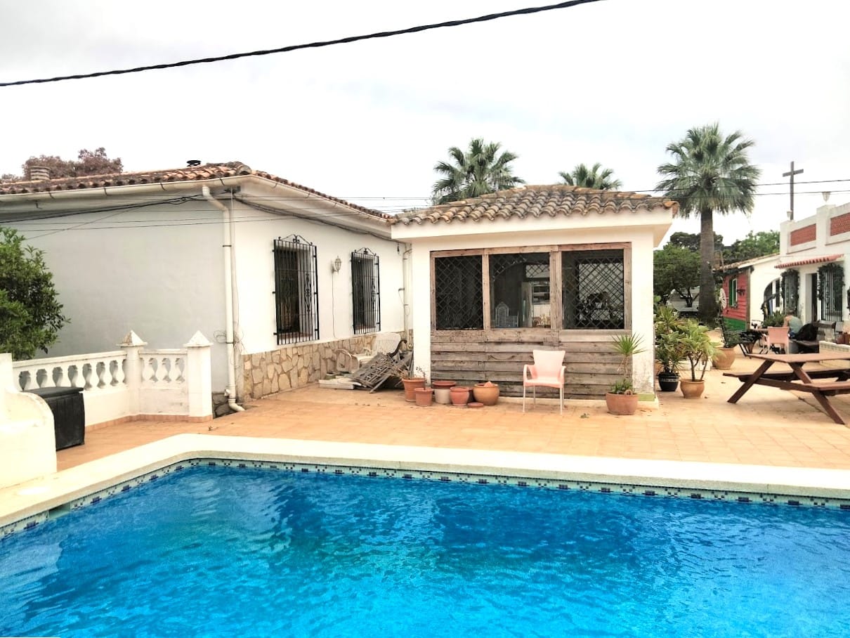 Villa de 9 habitaciones en más de 9,000 m² cerca del centro de Denia con piscina y instalaciones ecuestres.