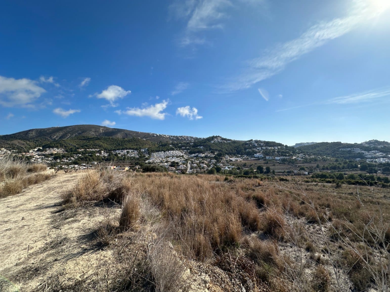 Enorme terreno rústico con vistas al mar en Moraira