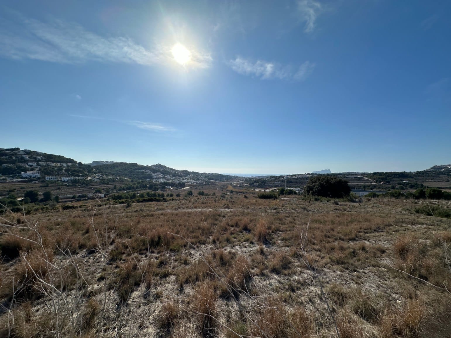 Enorme terreno rústico con vistas al mar en Moraira