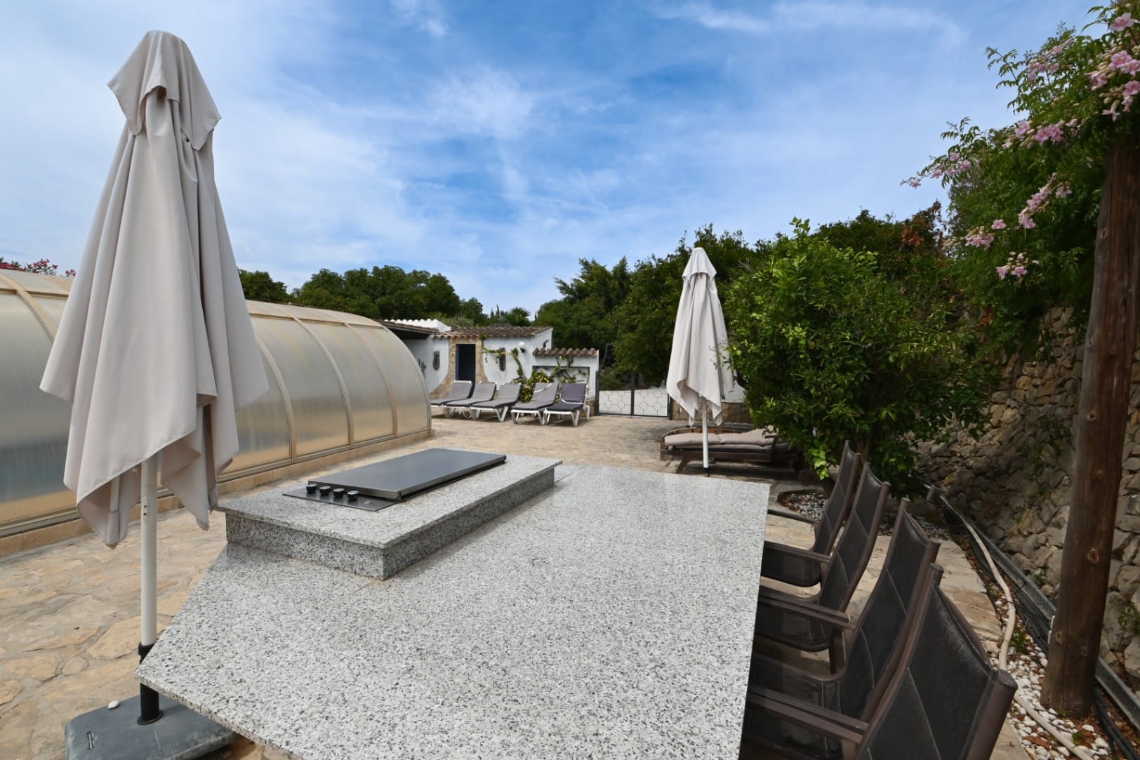 Encantadora Villa Mediterránea con Vistas al Mar, Amplia Piscina Cubierta y Jardín – Teulada