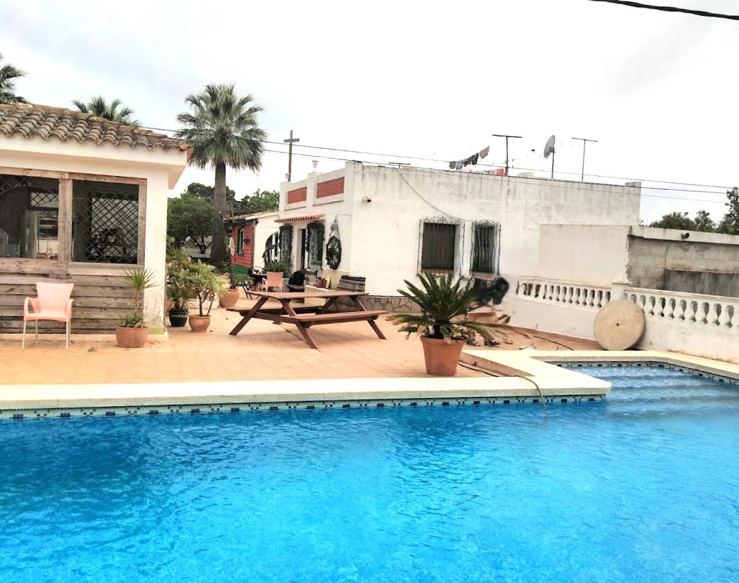 Villa de 9 habitaciones en más de 9,000 m² cerca del centro de Denia con piscina y instalaciones ecuestres.