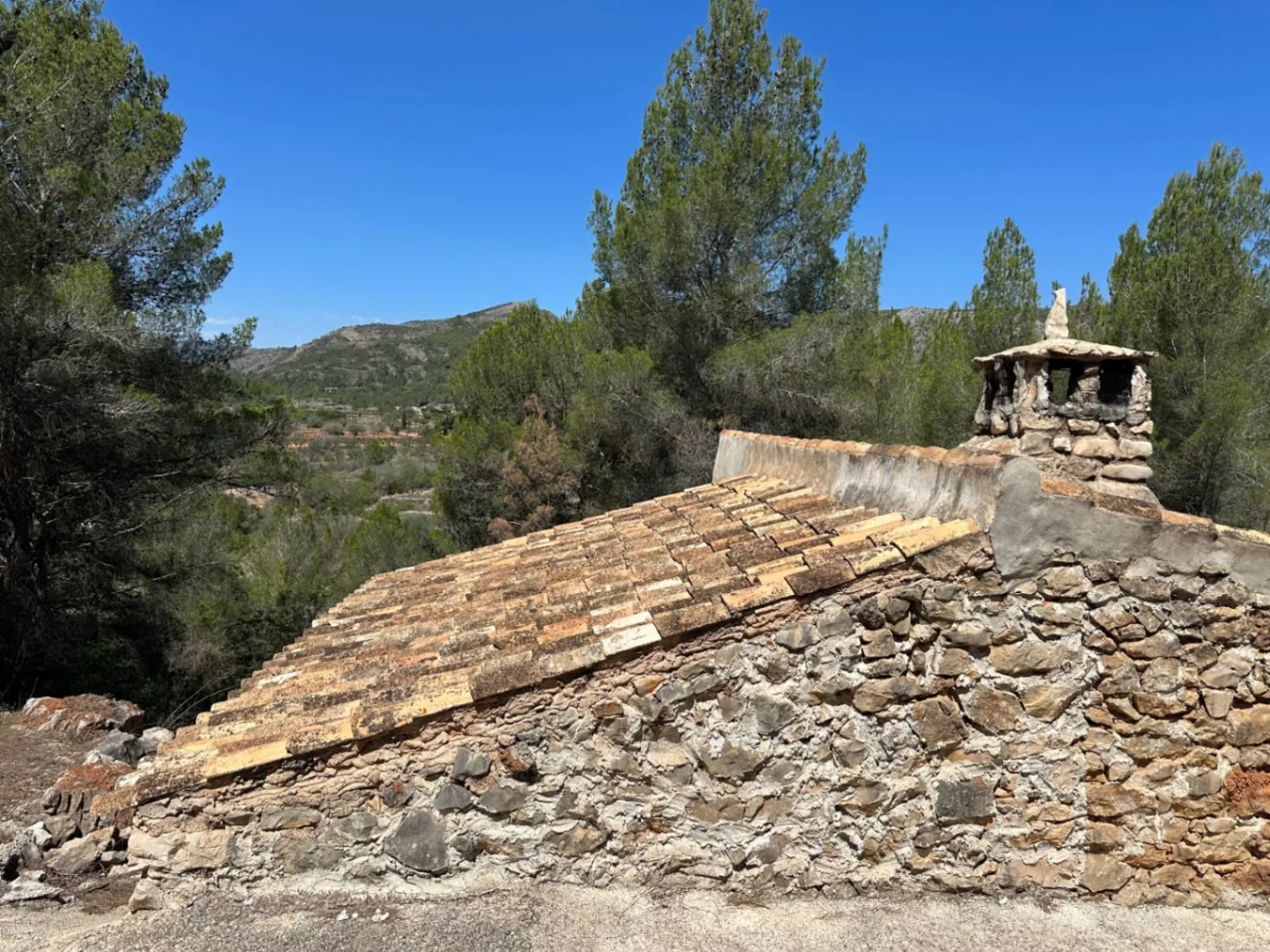 Cabaña de piedra en venta en la montaña