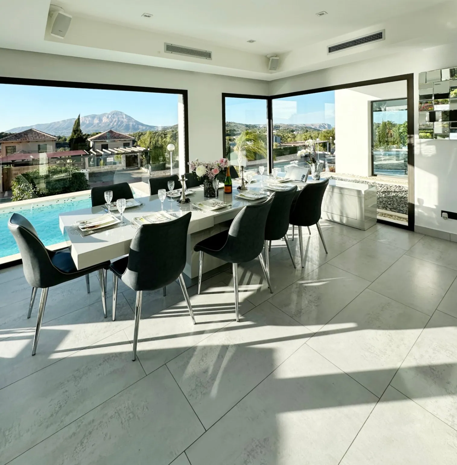 Excepcional villa de diseño con vistas panorámicas en venta en Jávea