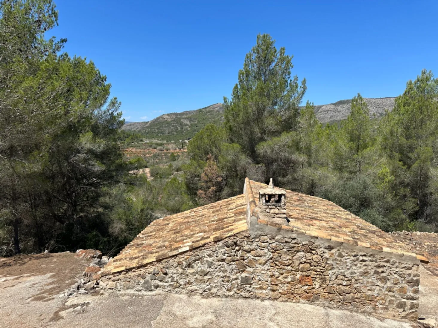 Cabaña de piedra en venta en la montaña