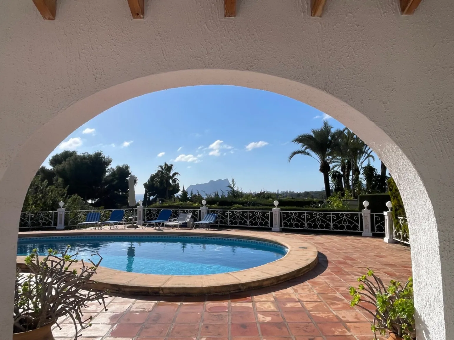 Villa de una sola planta en venta con magníficas vistas al mar, cerca de servicios en San Jaime, Benissa