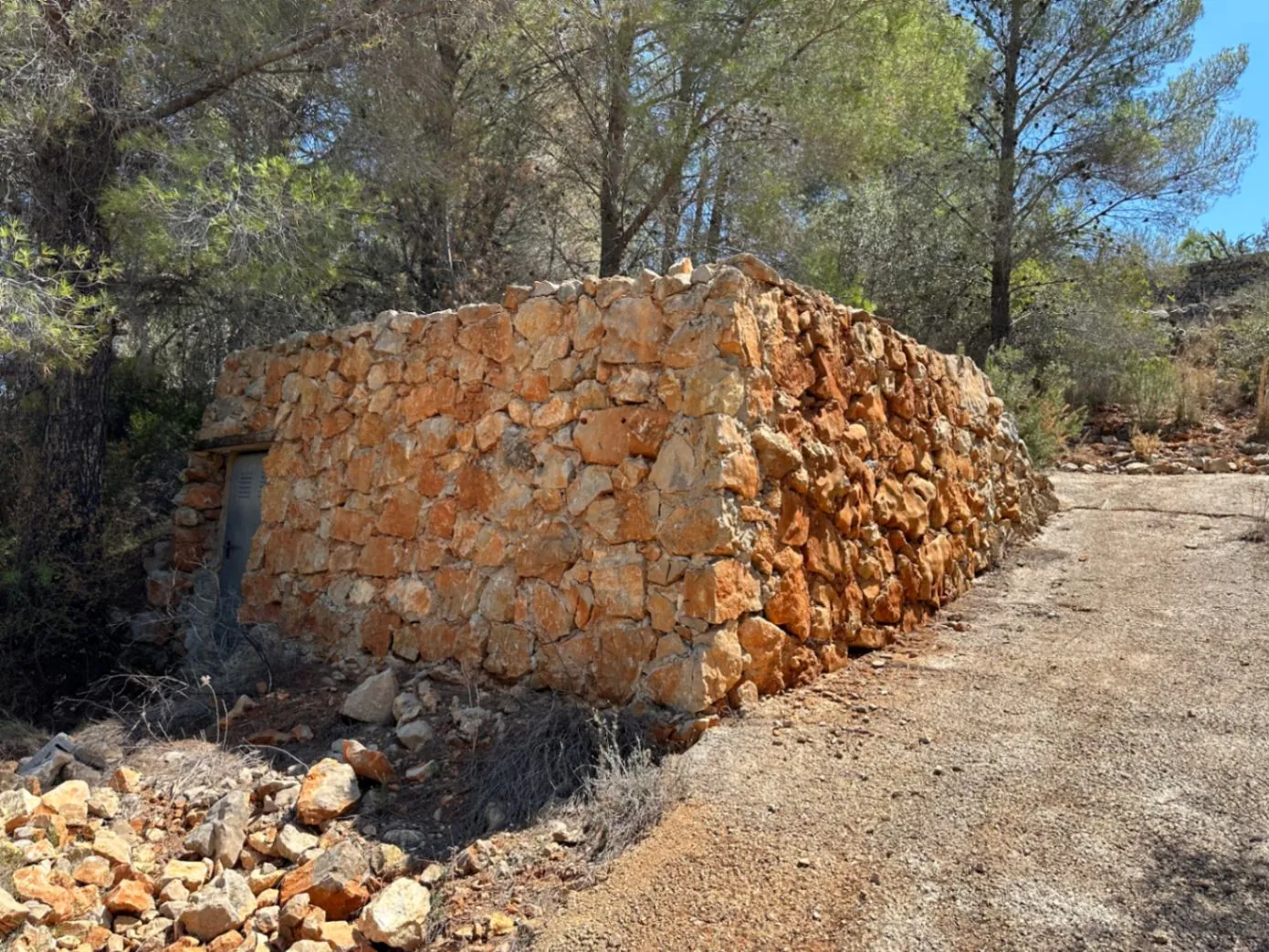 Cabaña de piedra en venta en la montaña