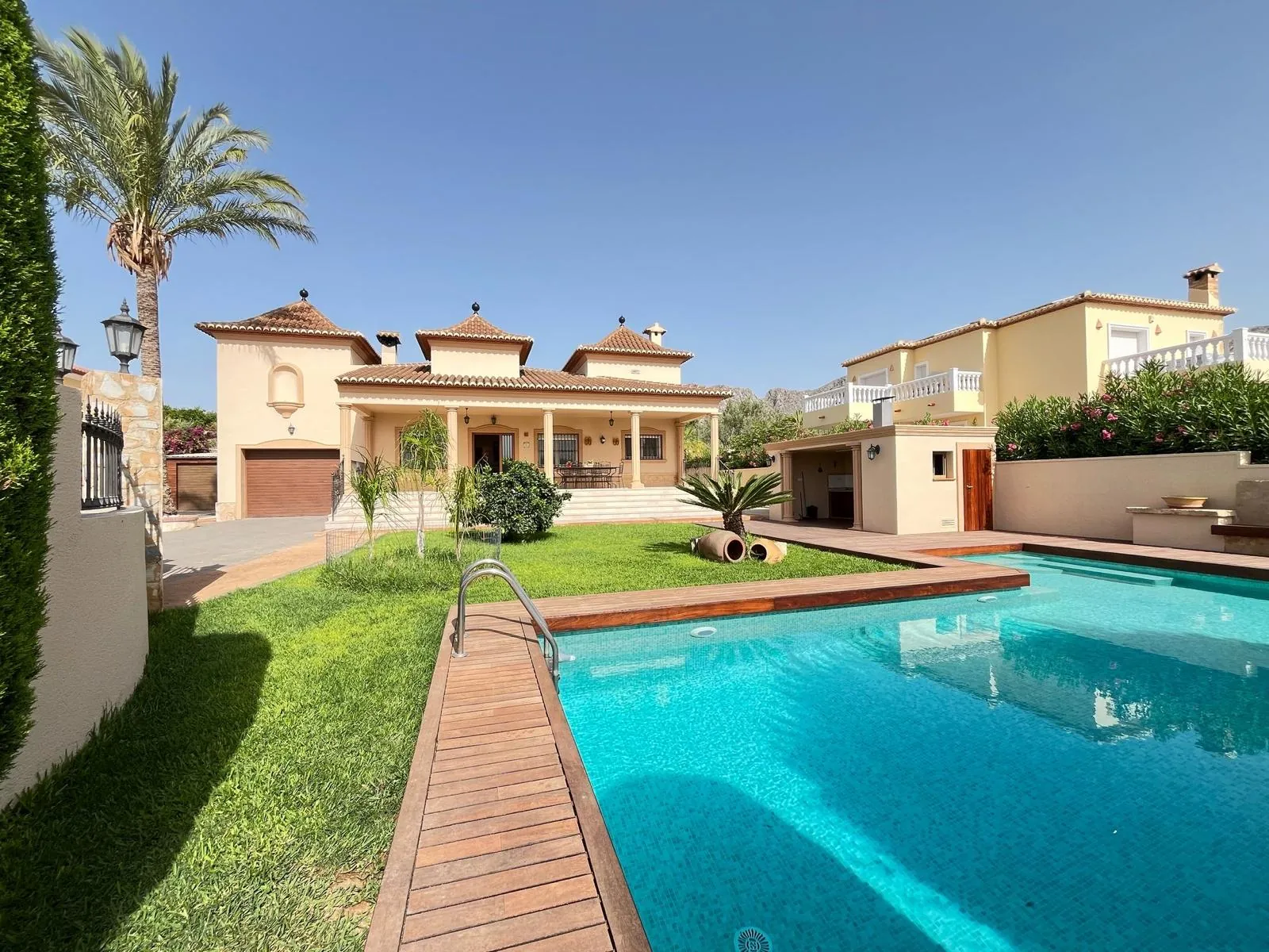 Villa moderna con jardín privado y garaje en Beniarbeig
