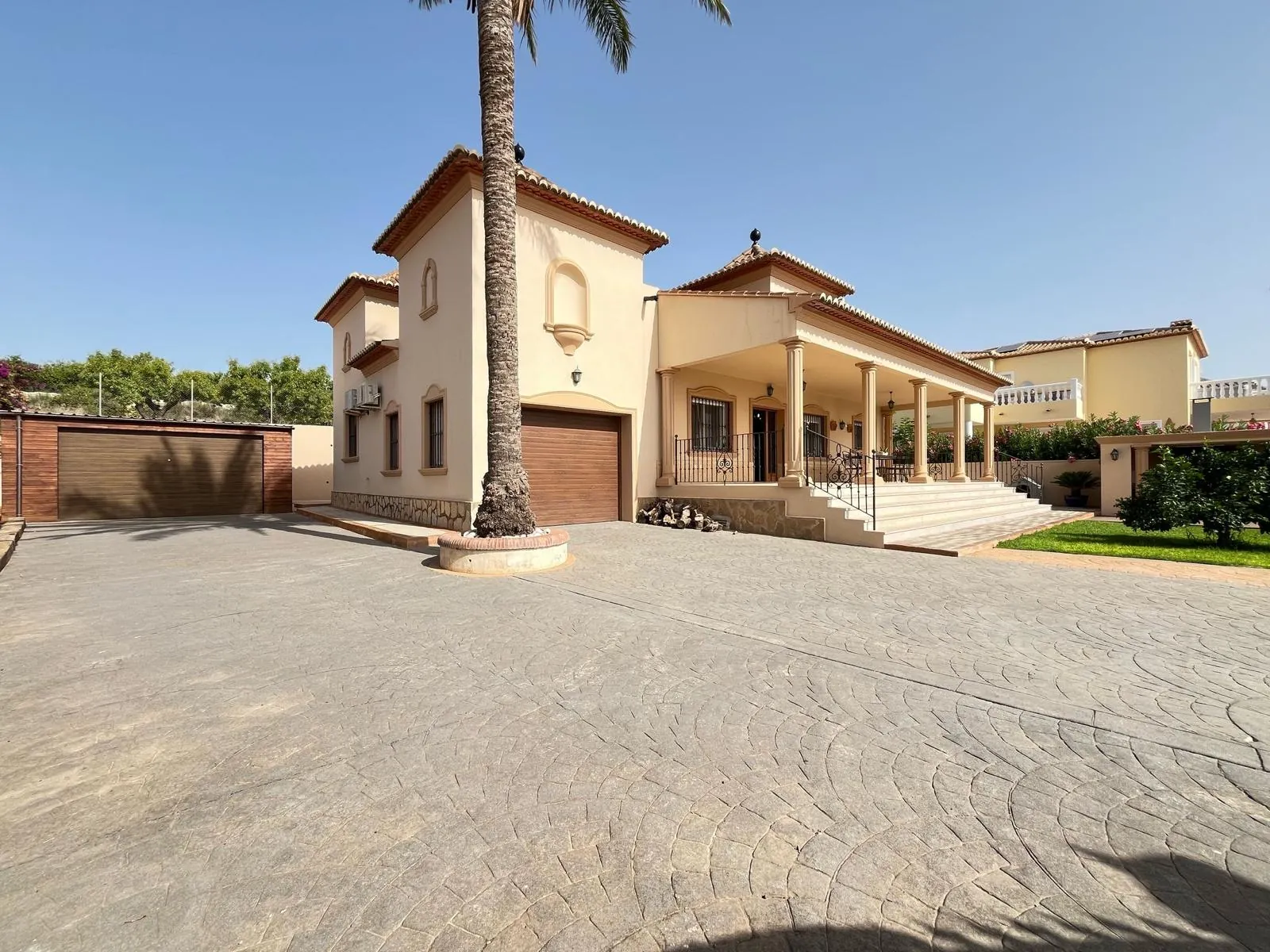 Villa moderna con jardín privado y garaje en Beniarbeig