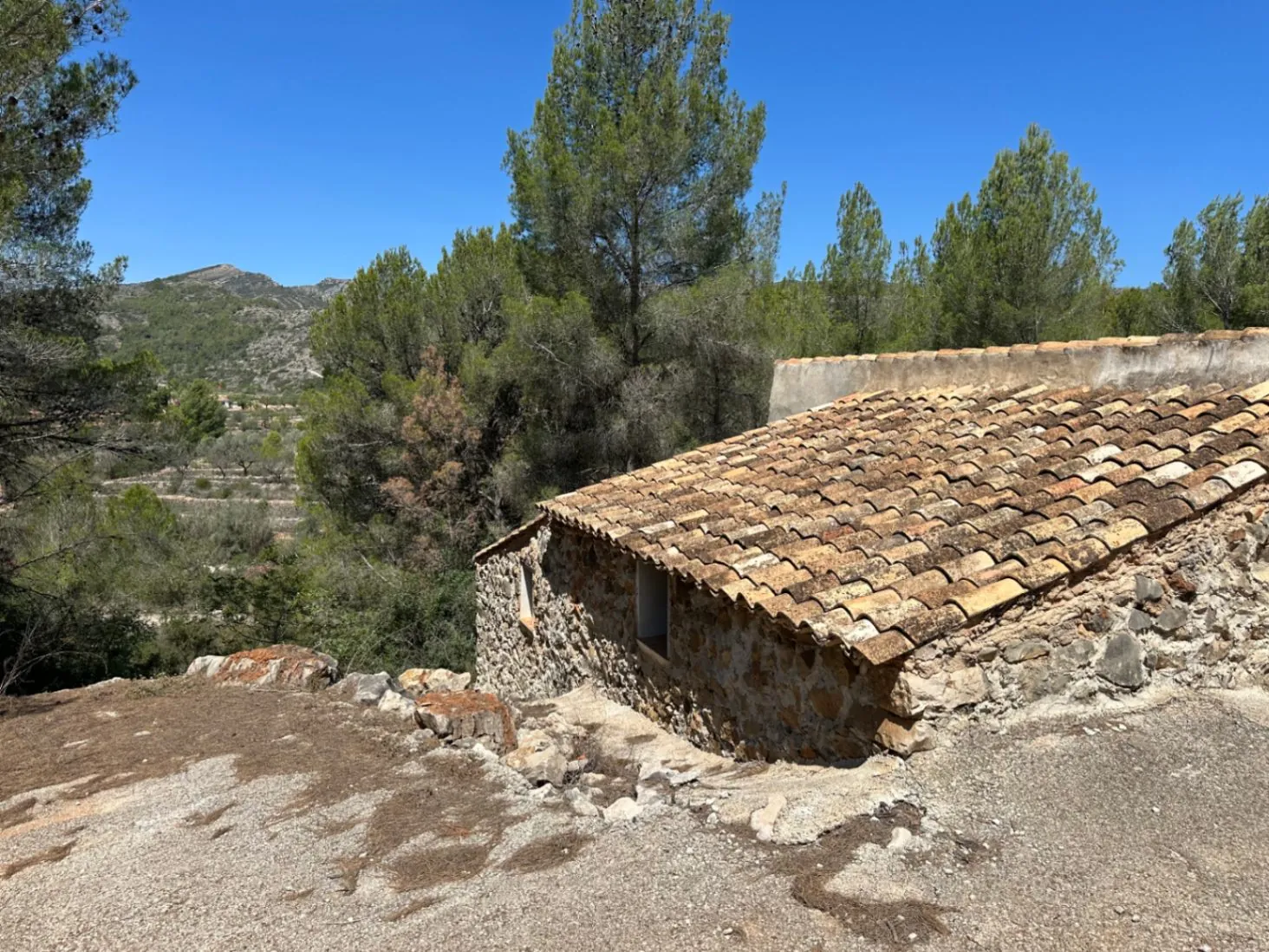 Cabaña de piedra en venta en la montaña
