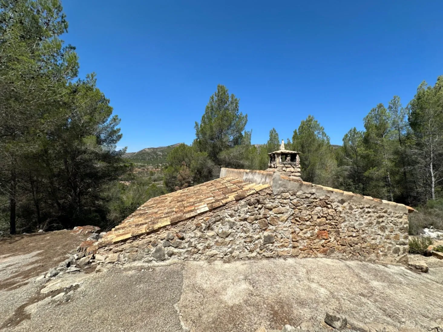 Cabaña de piedra en venta en la montaña