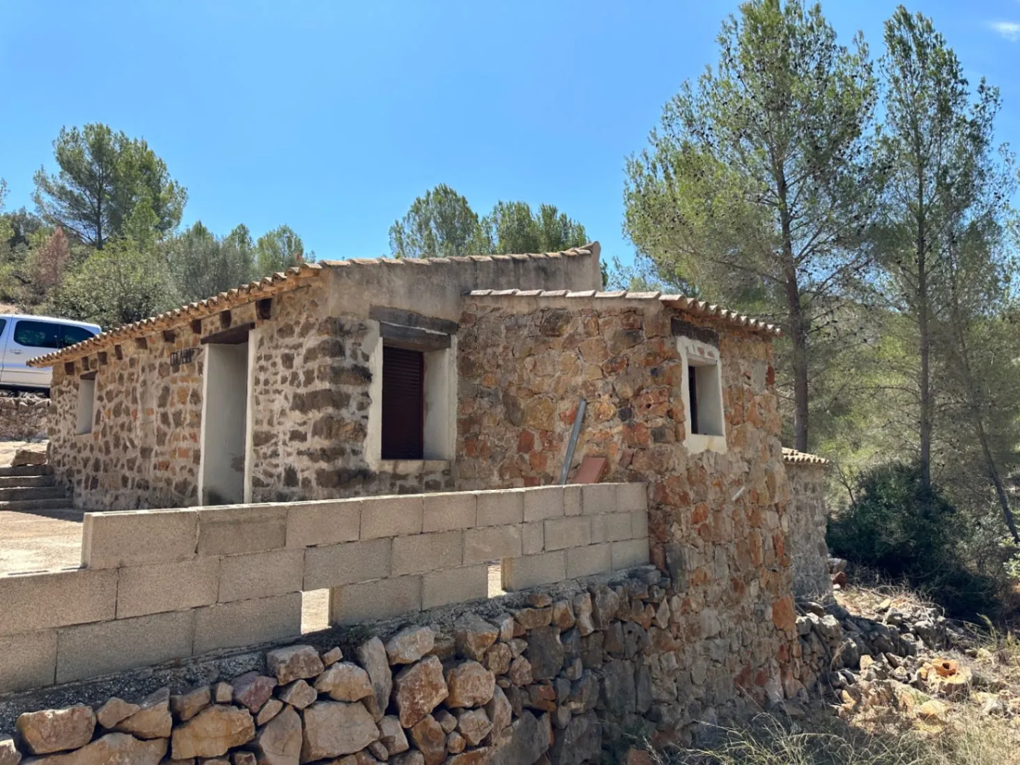 Cabaña de piedra en venta en la montaña