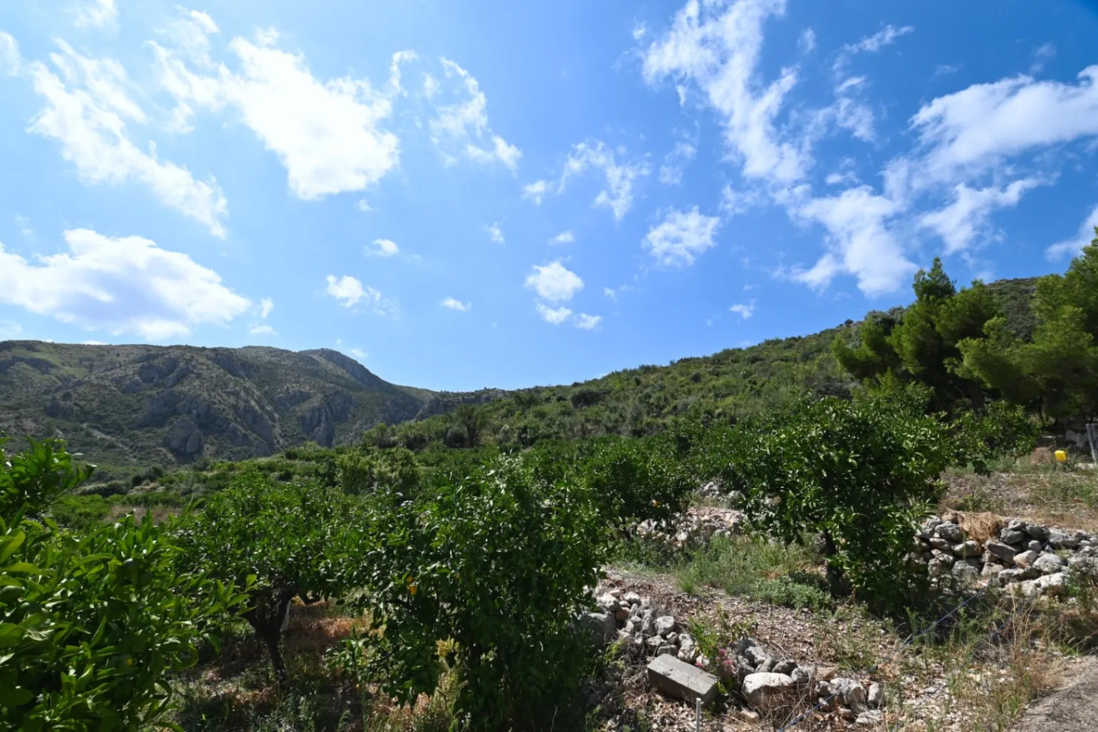 Casa de campo de piedra en venta en Pego con vistas a la costa y a la montaña