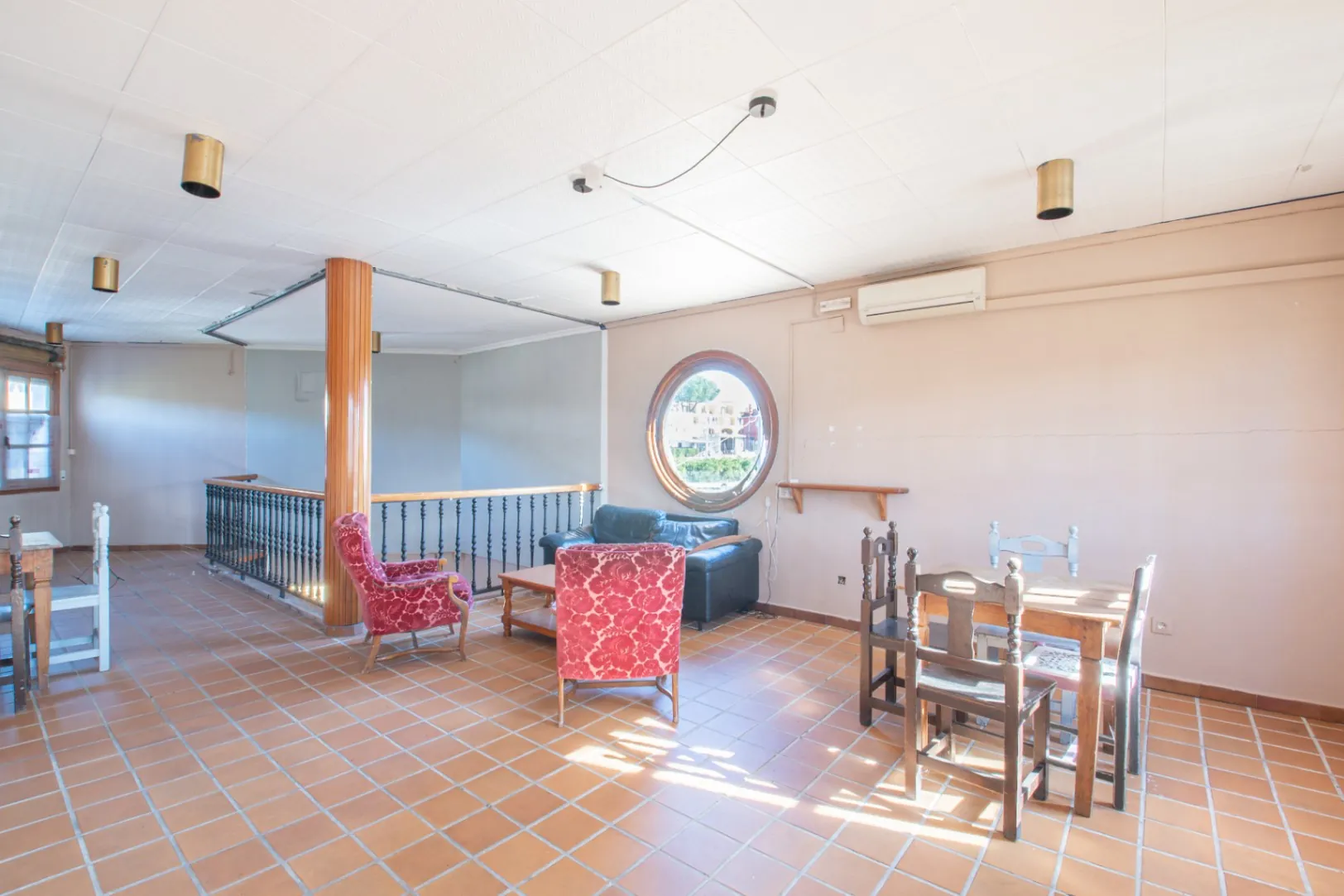 Restaurante y bar comercial en venta en Sanet y Negrals – Propiedad emblemática con aparcamiento