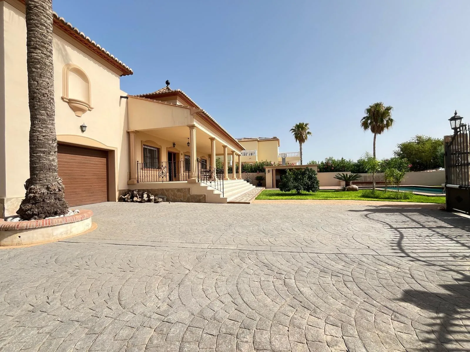 Villa moderna con jardín privado y garaje en Beniarbeig