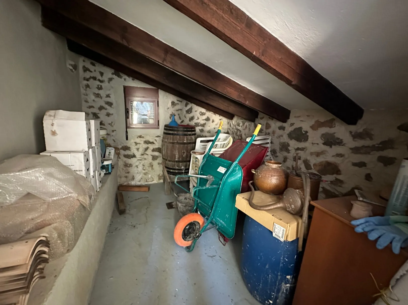 Cabaña de piedra en venta en la montaña